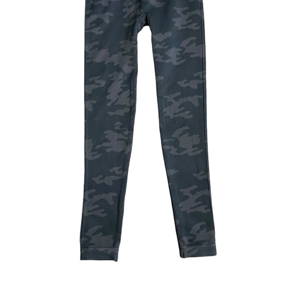 SPANX Look At Me Now Seamless Camo Green Leggings Women’s Size XS Shapes Flatter - Picture 8 of 10